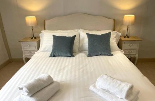 Buckden House | Cambridge Homehost - Elegant Oak Beamed House In Pretty Village