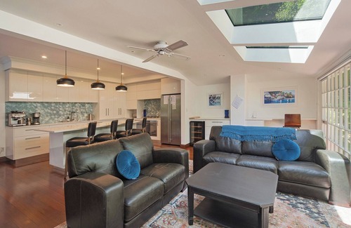 Nelson South House | Camellia House - Swimming Pool, Spa Pool, Walk to City!