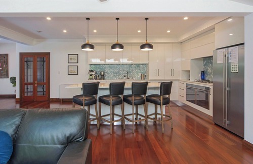 Nelson South House | Camellia House - Swimming Pool, Spa Pool, Walk to City!