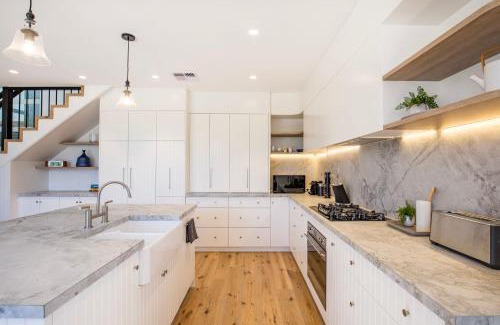 Berry House | Camellia - Pet Friendly - 3 Min Walk to Centre of Berry