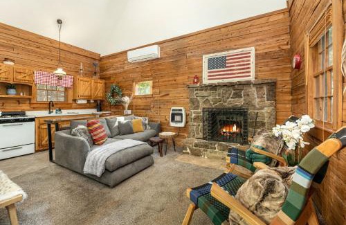 Eureka Springs House | Camp Allswell - Cozy Loft Cabin Getaway - Fireplace