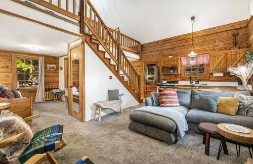 Eureka Springs House | Camp Allswell - Cozy Loft Cabin Getaway - Fireplace