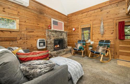 Eureka Springs House | Camp Allswell - Cozy Loft Cabin Getaway - Fireplace
