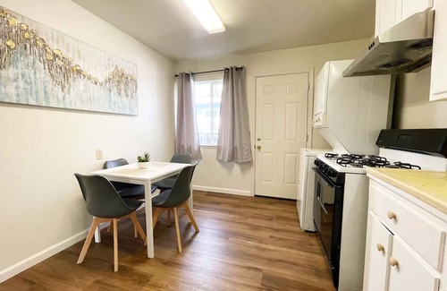 Campbell House | Campbell Cozy Bright 2B 1b AC Close to Downtown