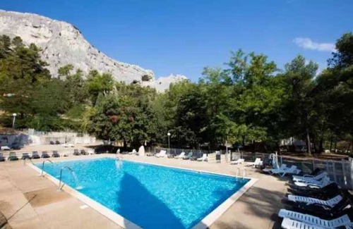 Orgon House | Camping 4 étoiles - Piscine - eebbbi
