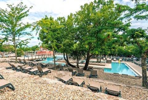 Ruoms RV Rental | Camping Aluna Vacances - Sunêlia Confort Natura 4/6 2 ch. sans TV