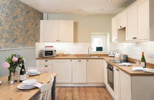 Jedburgh Cottage | CAMPSIE COTTAGE - sleeps 4 guests in 2 bedrooms