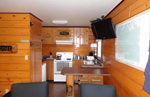 Crescent Spur Hotel | Canadian Country Cabins