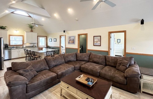 Avon House | Canal Front, All One level - 4 Bedroom House, Pool, Large Docks - The Kite Club