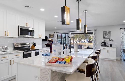 Bay Crest Park House | CANAL Oasis Heated Pool-Hot Tub-Waterfront- Kayaks-Luxury