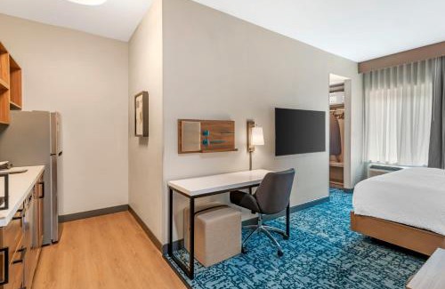 Bermuda Hotel | Candlewood Suites Chester - Richmond by IHG