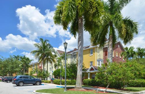 Miami Lakes Hotel | Candlewood Suites Miami Lakes by IHG