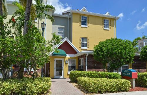 Miami Lakes Hotel | Candlewood Suites Miami Lakes by IHG