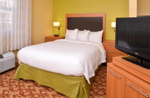Miami Lakes Hotel | Candlewood Suites Miami Lakes by IHG