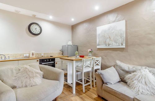 Blackmill Cottage | CANER BACH LODGE, pet friendly, with a garden in Blackmill