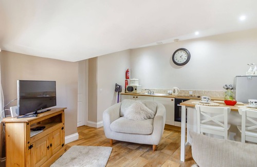 Blackmill Cottage | CANER BACH LODGE, pet friendly, with a garden in Blackmill
