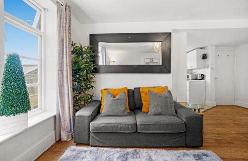 Canning Town Apartment | Canning Town Modern 2 Bedroom Apartment Excel Centre, Canary Wharf, City Airport