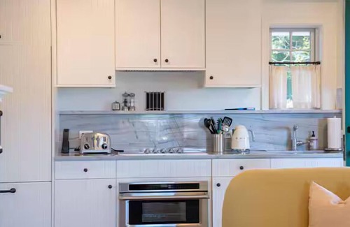 Hampton Bays Hotel | Canoe Place Inn and Cottages