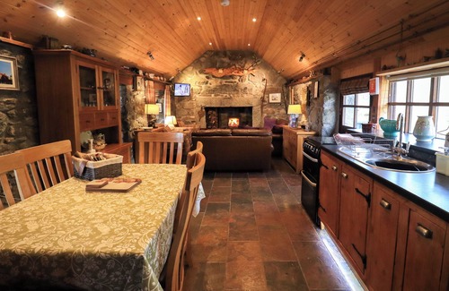 Rogart Cottage | CAPERCAILLIE COTTAGE, pet friendly, with hot tub in Rogart
