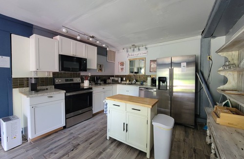Searsport House | Captain's Quarters - Large one bed apartment