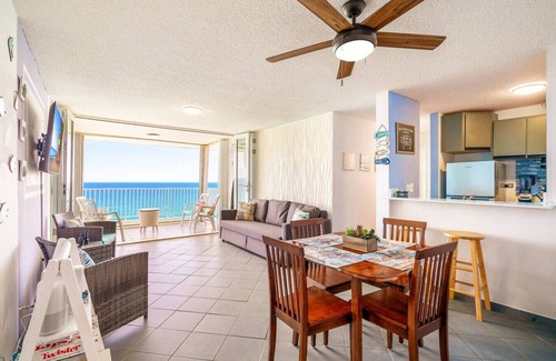 La Pared Apartment | Captain’s Beachfront Pool and Parking