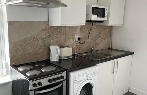 Clayhall Apartment | Captivating 2-bed Apartment in Ilford