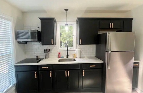 Somerset House | Captivating 2-bedroom, garage door house with WiFi, AC in welcoming Somerset