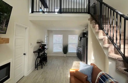 Somerset House | Captivating 2-bedroom, garage door house with WiFi, AC in welcoming Somerset