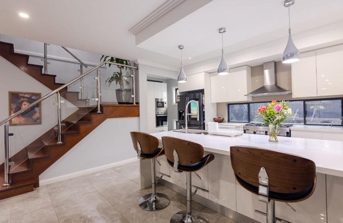 Edmondson Park House | Captivating 5BR Pet Friendly Home with Fully Fully Equiped Kitchen And Fast WIFI