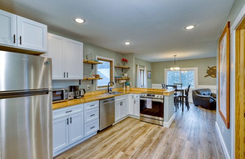 Kodiak House | Captivating Coastline 2 BR Retreat wth Ocean View