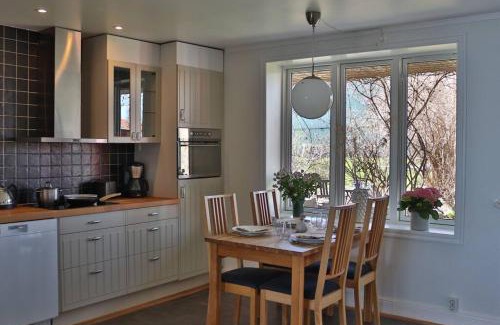 Osthammar Apartment | Captivating Harbor View Suite