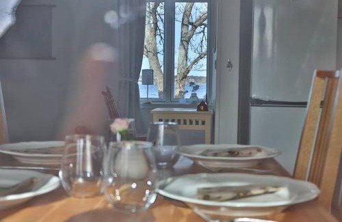 Osthammar Apartment | Captivating Harbor View Suite