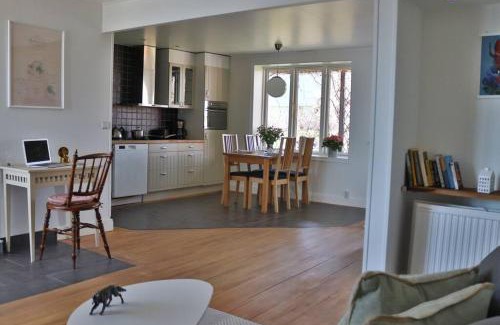 Osthammar Apartment | Captivating Harbor View Suite