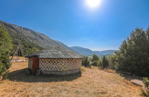Bargeme RV Rental | Caravan 'Case Africaine' with Mountain View, Shared Terrace and Wi-Fi