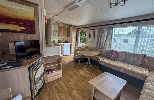 Beckingham House | Caravan with decking & free WiFi at Steeple Bay ref 36051D