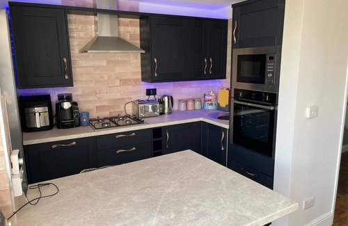 Fairwater House | Cardiff - Sleeps 7 - Parking - Jacuzzi - Garden 🍾 Free bottle of Prosecco for August 25 Bookings 🍾