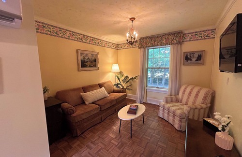 Guelph/Eramosa House | Cardinal Suite on Century Farm
