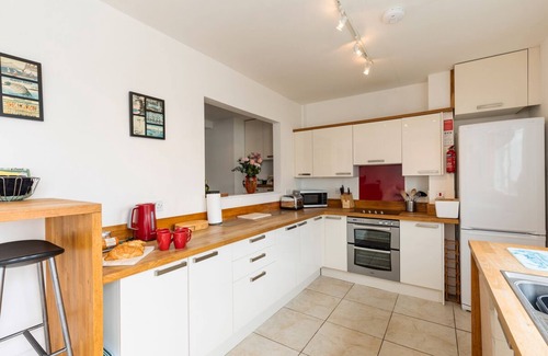 Broad Haven House | Cariad y Mor, Holiday Home Broad Haven, Sleeps 6, 3 bedrooms, bathrooms