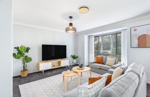 Carindale House | Carindale Family Home/Close to Westfield & Highway