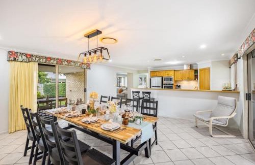 Carindale House | Carindale Family Home/Close to Westfield & Highway