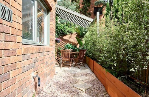 Carlton House | Carlton Dream: Leafy 2-bed bathroom Lygon St terraced house