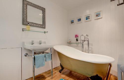 Swinton Apartment | Carnegie Library: Austen Apartment 2 bedroom