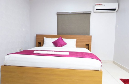 Somolu Apartment | Carnelian B= Cozy 1-bedroom apartment in enchanting Lagos with AC
