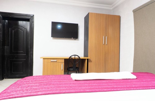Somolu Apartment | Carnelian B= Cozy 1-bedroom apartment in enchanting Lagos with AC