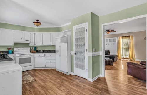 Fuquay-Varina House | Carolina Cottage - Sleeps 11 - 20 mins to Raleigh - Game/Movie Room w/Projector!