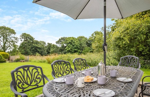 Millthorpe House | Carpenter Cottage - Four Bedroom House, Sleeps 8