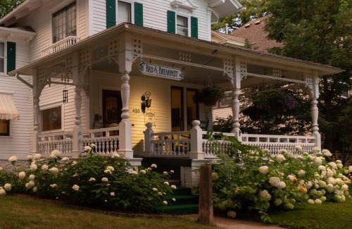 Winona Bed & Breakfast | Carriage House Bed & Breakfast