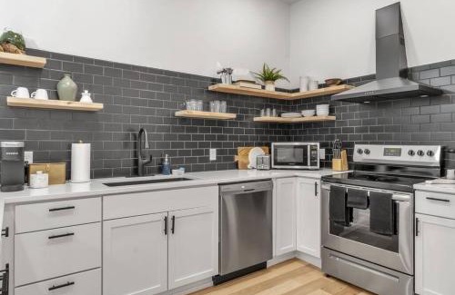Front Park Apartment | Carriage House Loft - King Bed and Garage Parking