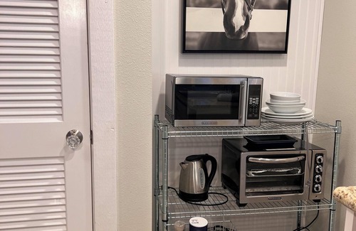 Issaquah Apartment | Carriage House on Cougar Mountain Private Studio Retreat-Close to Businesses