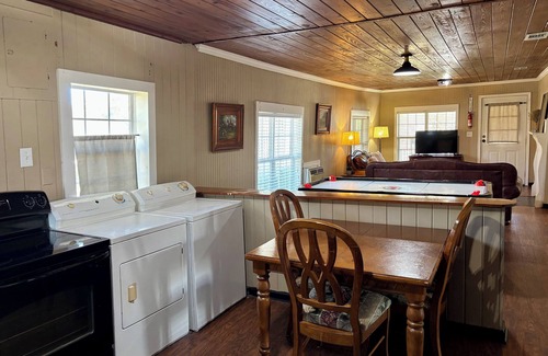 Hartsfield Cottage | Carriage House Sleeps 9